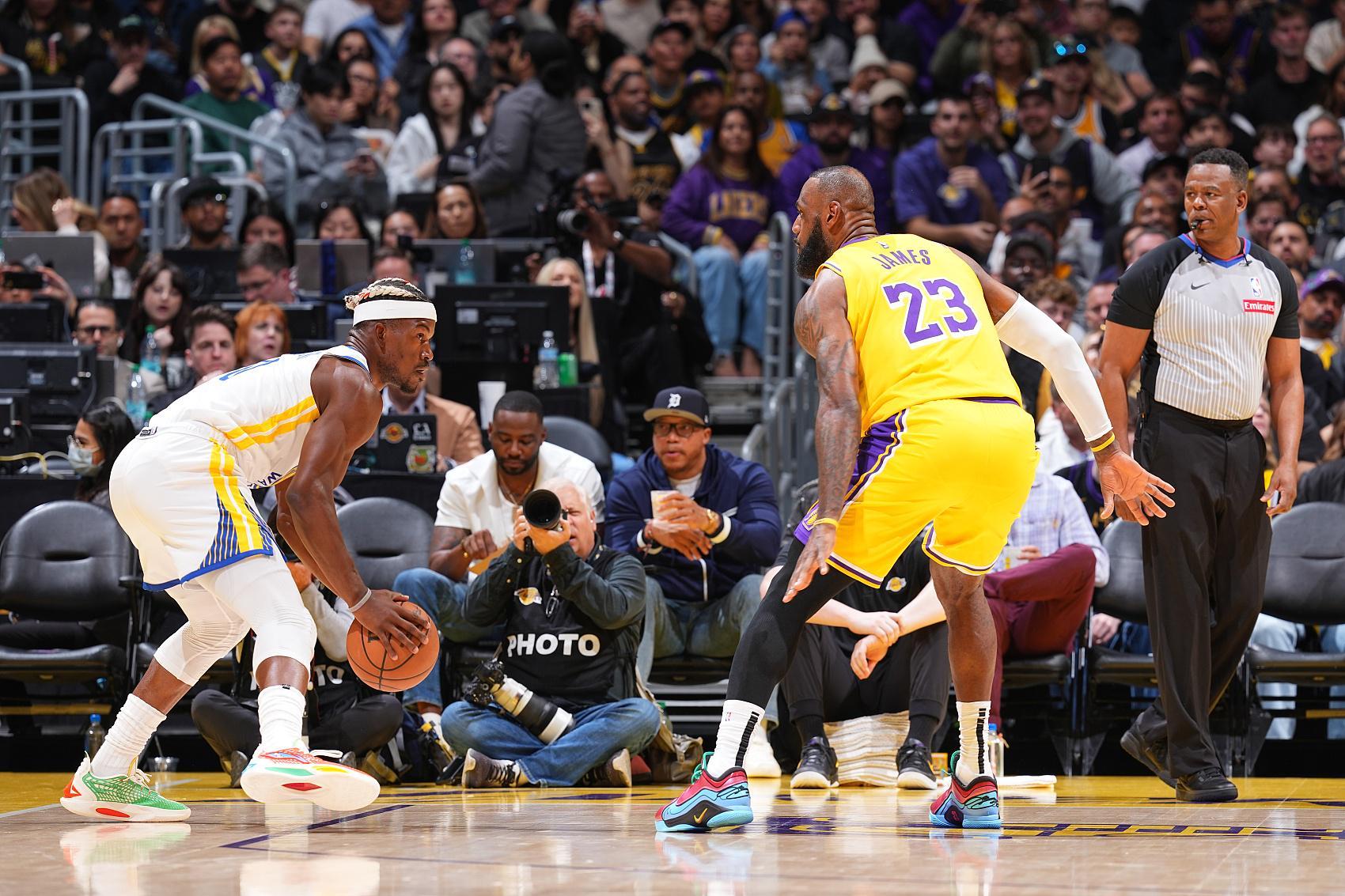 湖人自媒体：湖人无意用詹姆斯交易勇士的巴特勒或库明加